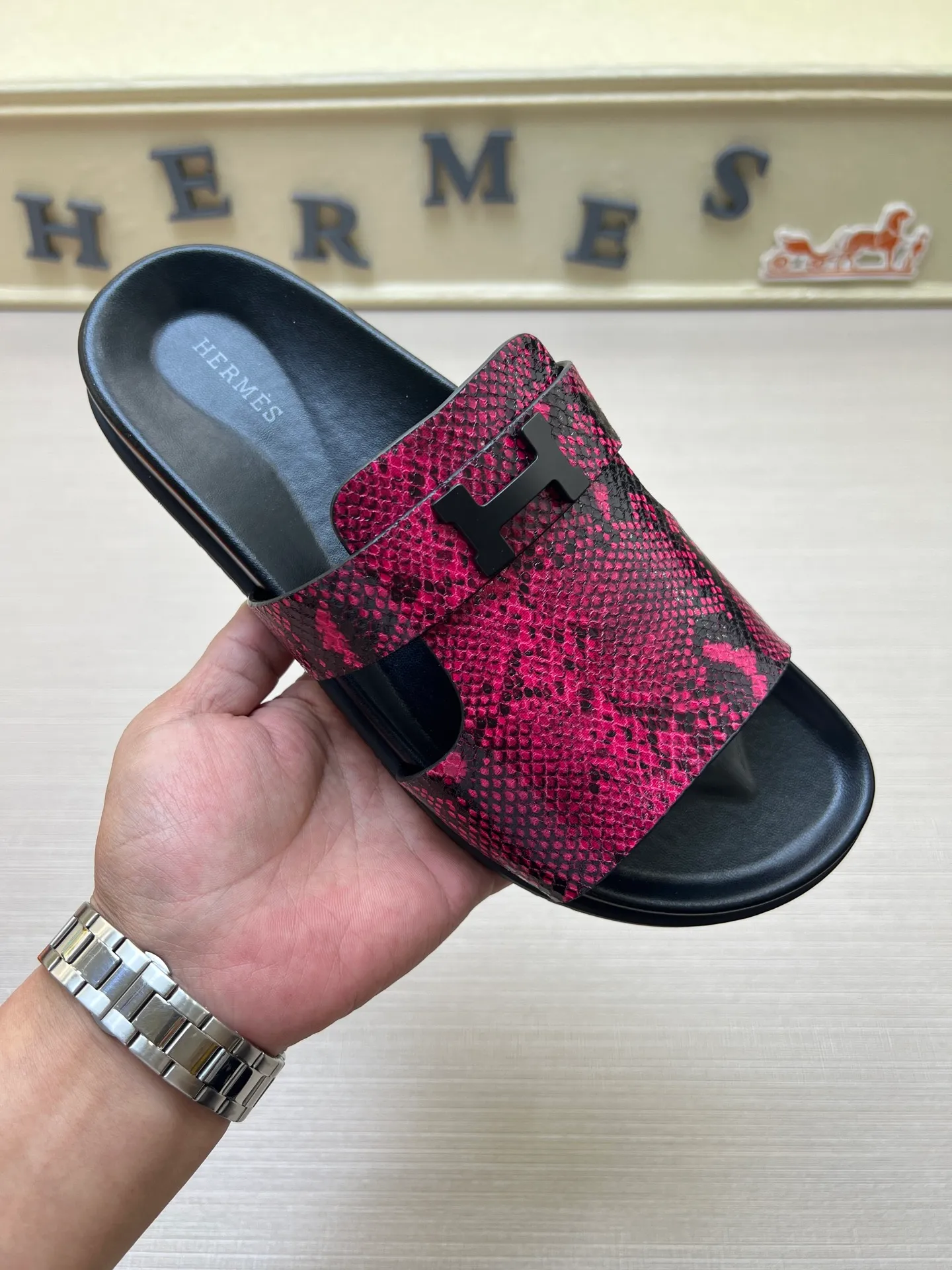 [H Family Hermès] P: 360💰 Size: 38-45 Hermes Men’s Kazimir Slippers - 2025 Summer New Hermès Same as the original version, with colored cowhide surface + rubber combined sole, handmade by master-level craftsmen! ❥High-end customization, exclusive products, the highest version in the industry.